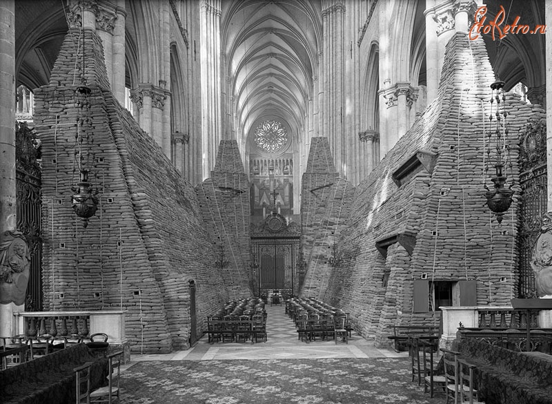 Франция - Амьенский собор во время Второй Мировой войны.