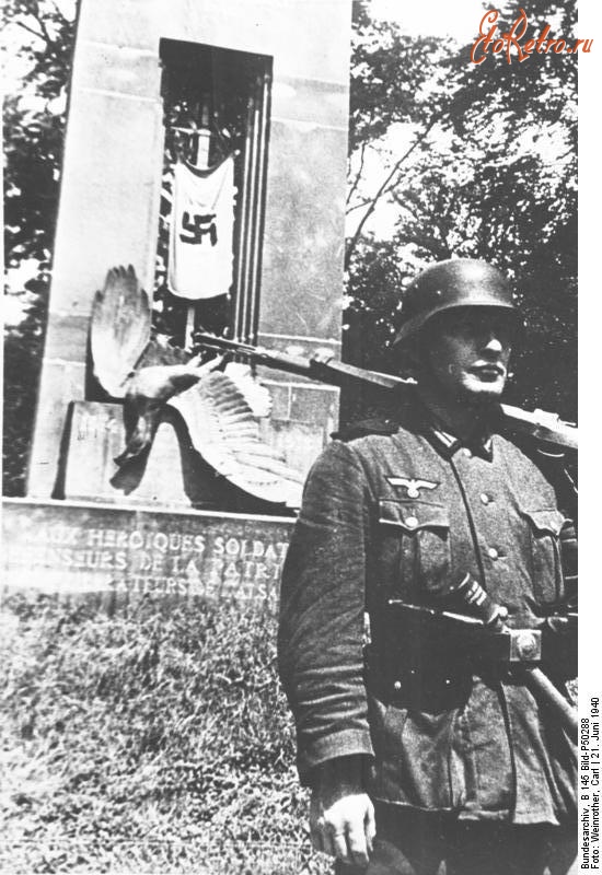 Франция - Немецкий солдат у памятника победы над Германией в 1 мiровой войне.