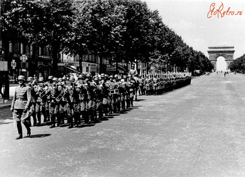 Париж - Церемониальный марш немецких войск на Елисейских полях в Париже