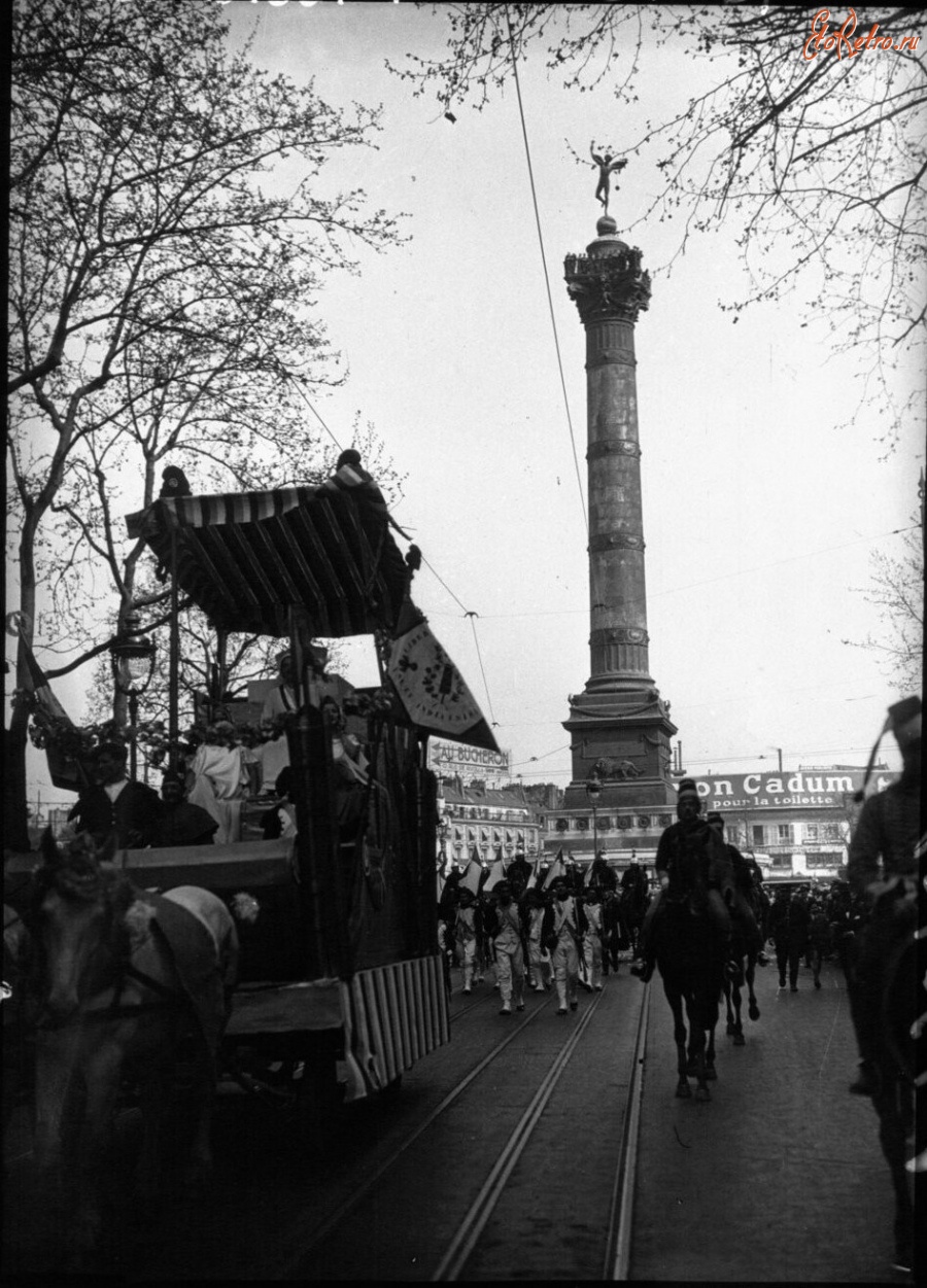 Париж - Праздник Революции на Бульваре Севастополь и улице Риволи