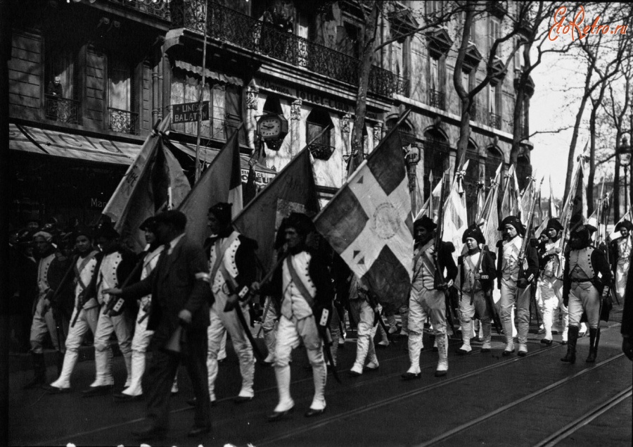 Париж - Праздник Революции на Бульваре Севастополь и улице Риволи 1933