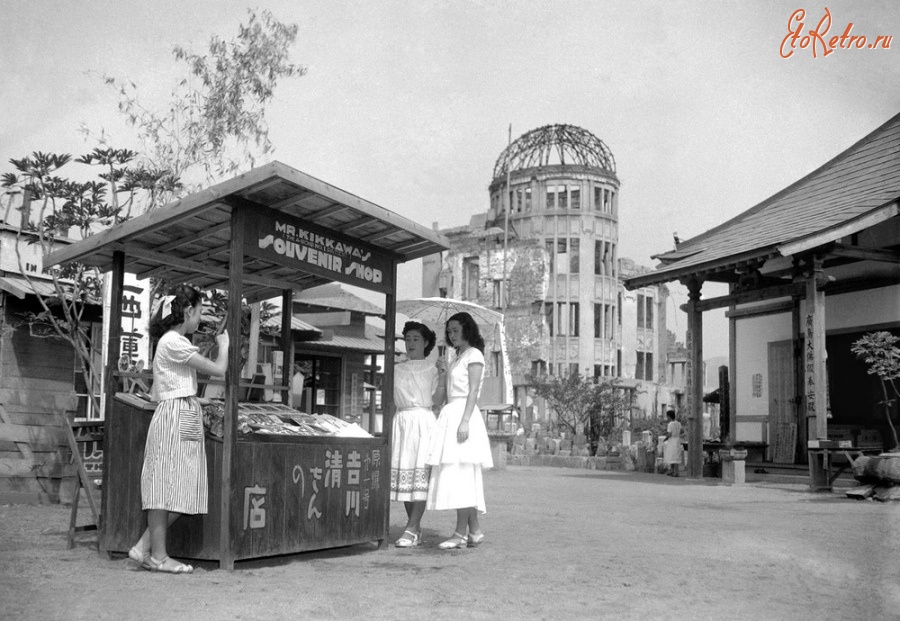 Япония - Девушки стоят рядом сувенирной лавкой