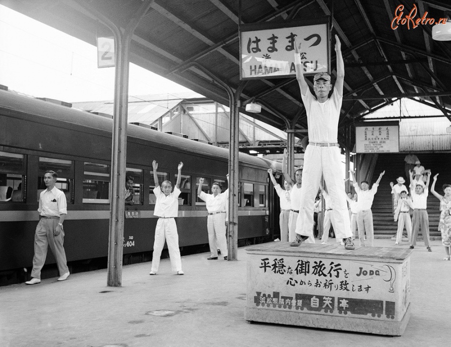 Япония - Пассажиры поезда Токио-Осака во время трехминутной гимнастики