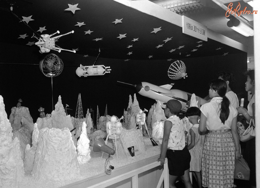 Япония - Японские дети рассматривают одну из моделей на выставке об «открытом космосе»