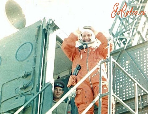 Байконур - Космонавт П.Попович перед полетом.