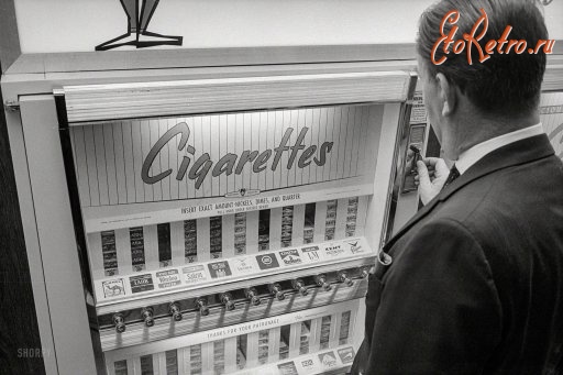 Старые магазины, рестораны и другие учреждения - Торговый автомат по продаже сигарет
