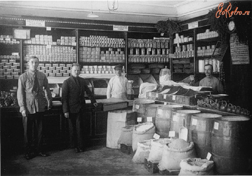 Старые магазины, рестораны и другие учреждения - Группа работников кооператива позируют фотографу в День кооперации. 1924 год