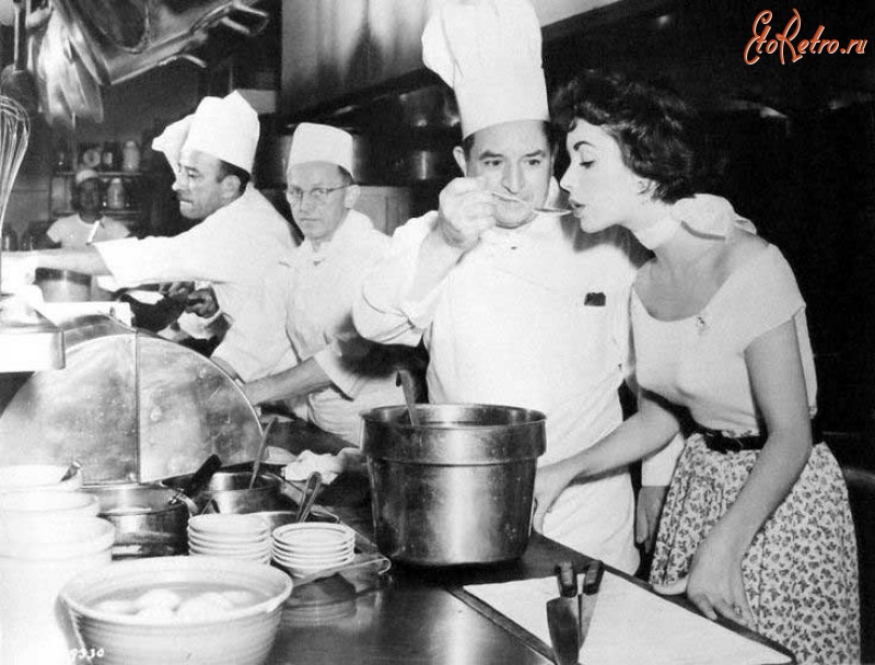 Старые магазины, рестораны и другие учреждения - Элизабет Тейлор снимает пробу на кухне студии MGM