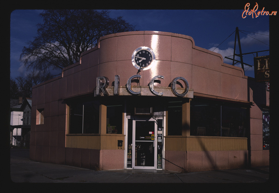 Старые магазины, рестораны и другие учреждения - Винный магазин Рикко в Йорквилле штат Нью-Йорк