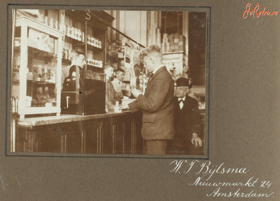 Старые магазины, рестораны и другие учреждения - Интерьер аптеки В.Т. Бийсма на Ньювмаркт в Амстердаме