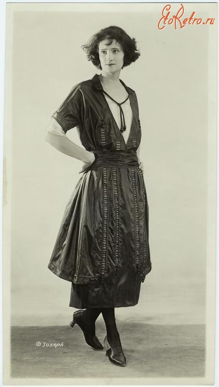Ретро мода - Костюм 1920-1929. Тёмное платье с коротким рукавом