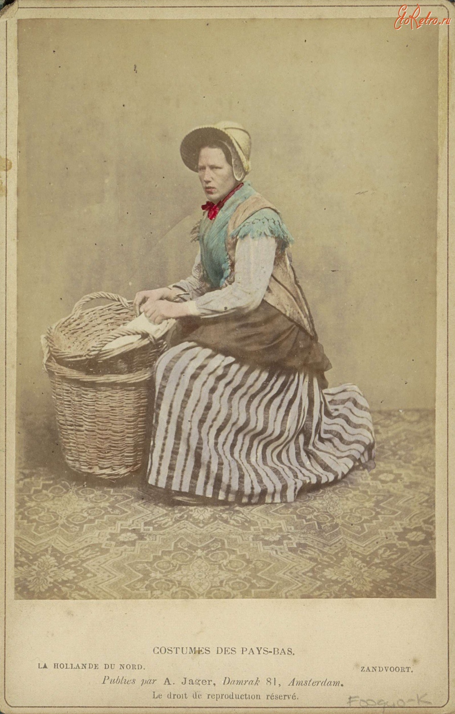Ретро мода - Портрет женщины с корзиной в традиционном костюме провинции Зандвоорт