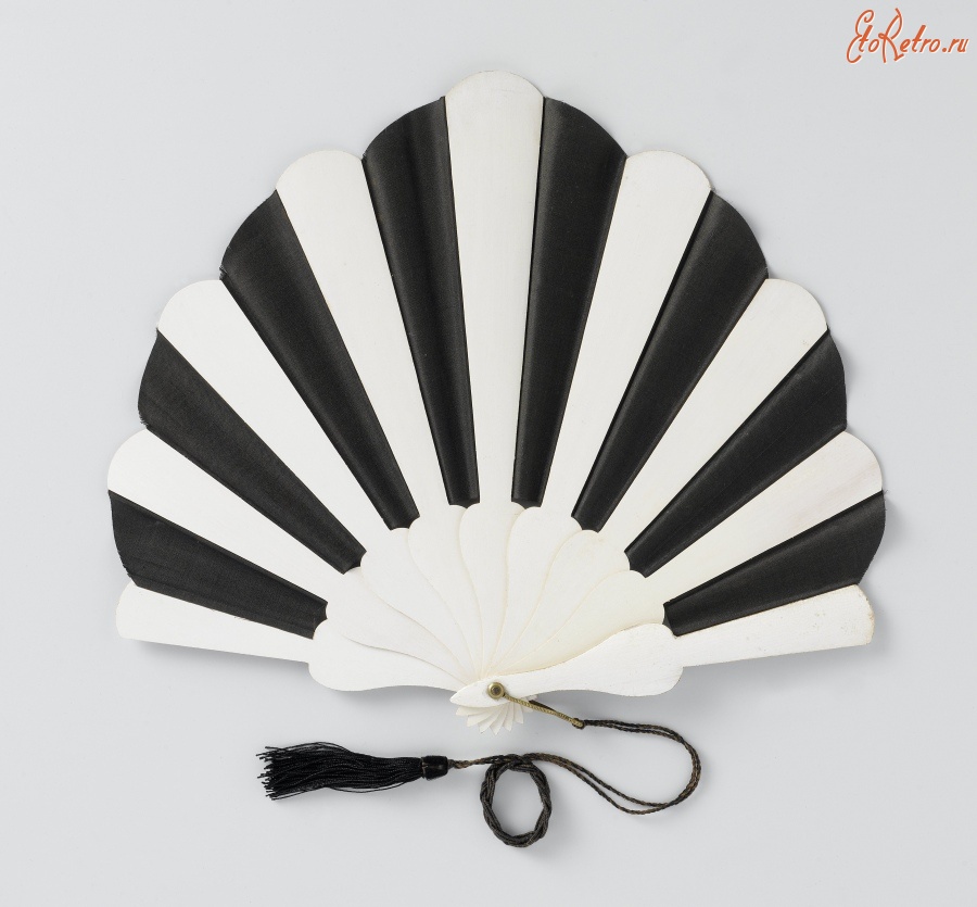 Ретро мода - Фигурный веер из чёрного шёлка на белом лакированном деревянном каркасе