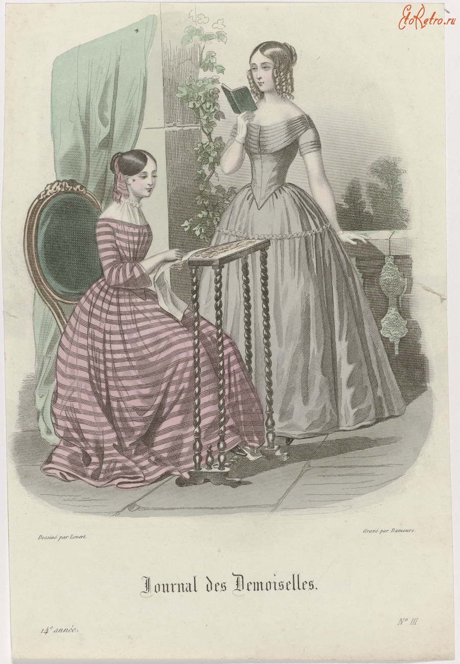 Ретро мода - Девушка в розовом платье за вышивкой и девушка с книгой