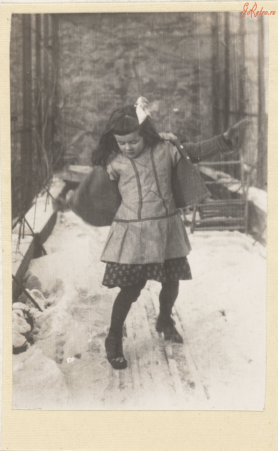 Ретро мода - Девочка и первый снег