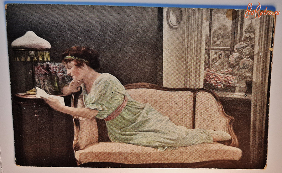 Ретро мода - открытки.девушка читает книгу. старое фото 100 руб