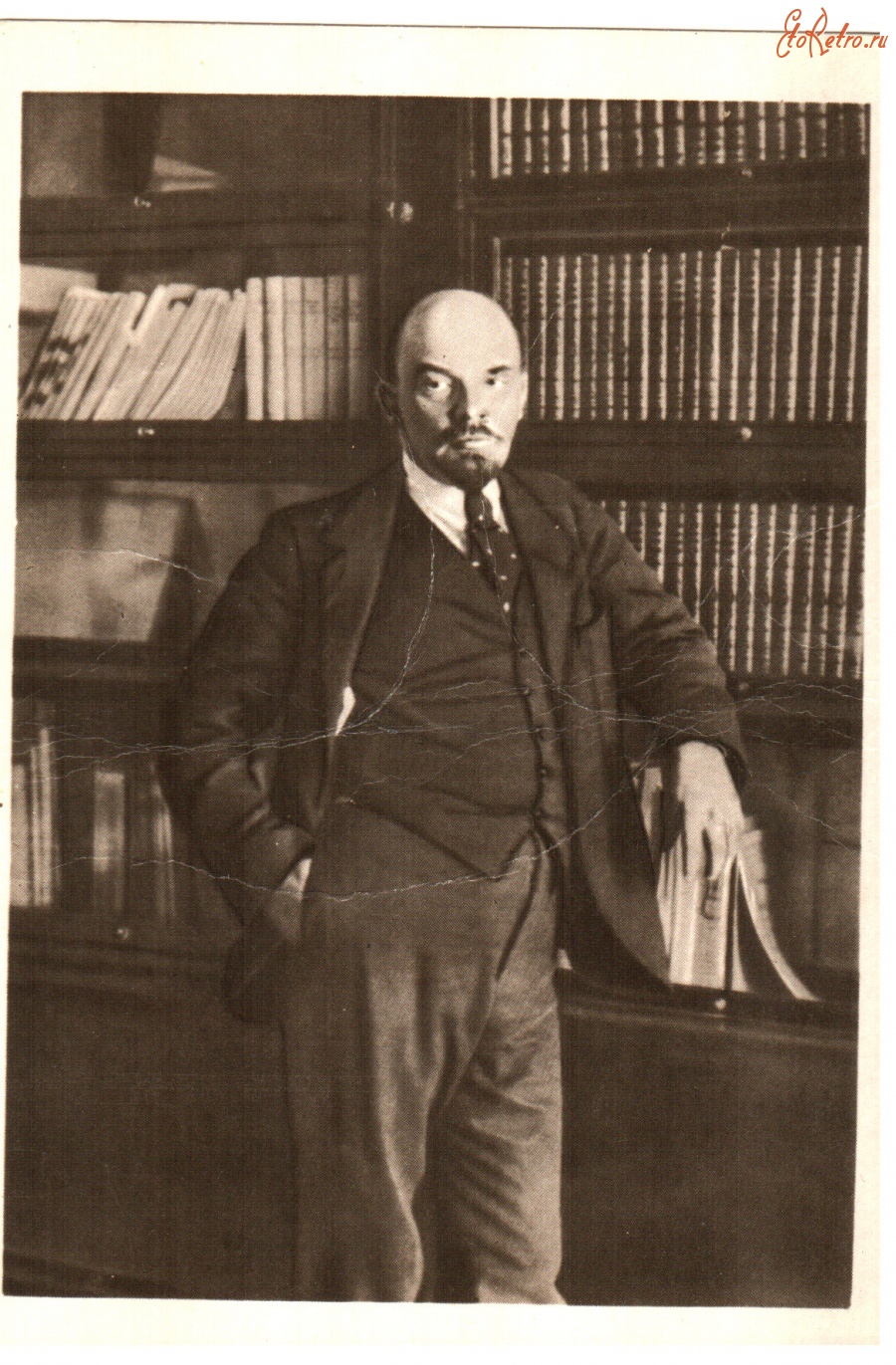 Ретро открытки - Ленин у книжного шкафа в своем кабинете
