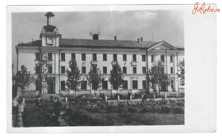 Ретро открытки - Открытка. Южно-Сахалинск. Здание гостиницы. 1958 г.