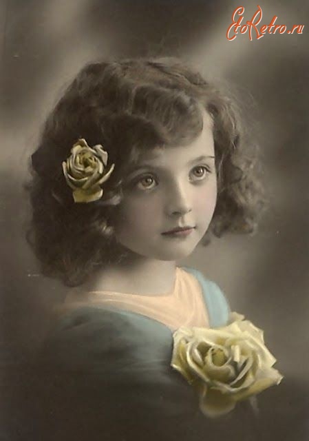 Ретро открытки - Ретро-поштівка.  Дівчинка з трояндами.