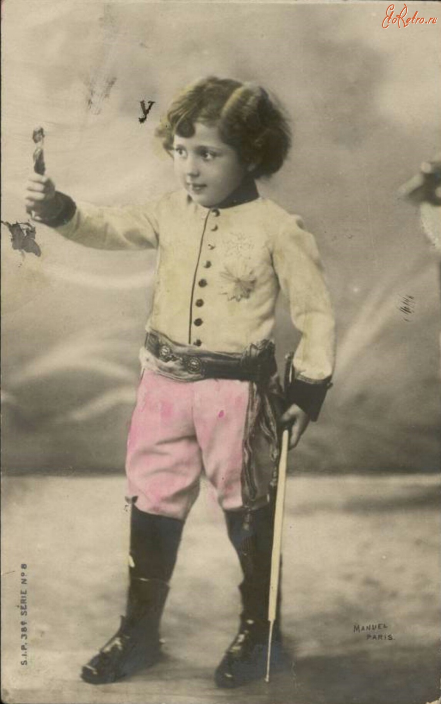 Ретро открытки - Мальчик в военном костюме с солдатиком в руке и шпагой