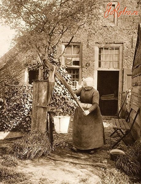 Ретро открытки - Ретро-поштівка.  Жінка на дворі набирає воду. Нідерланди.
