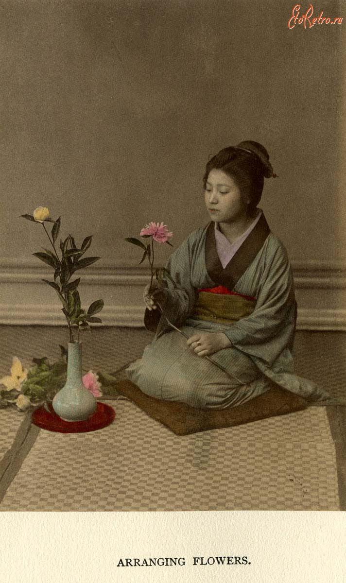 Ретро открытки - Японія.  Жінка з квіткою.