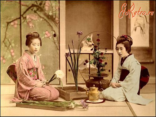 Ретро открытки - Японія.  Дві жінки сидять біля  чайника.