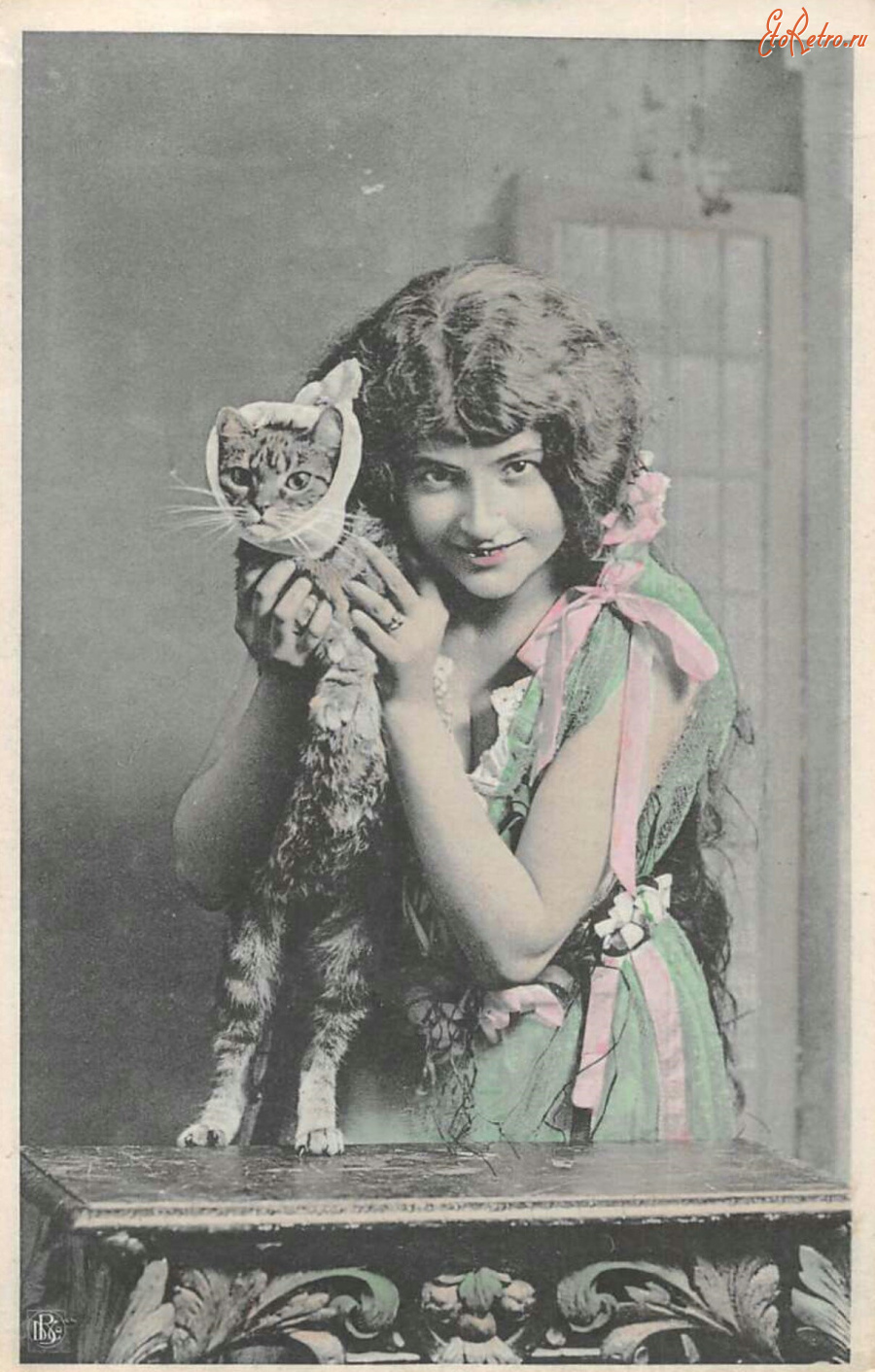 Ретро открытки - Девочка с кошкой