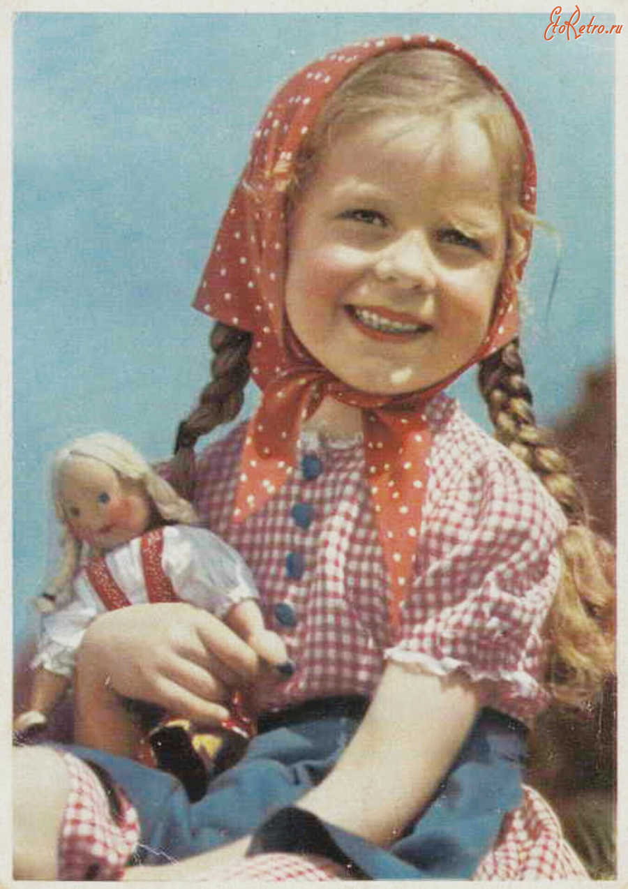 Ретро открытки - Девочка в красной косынке с куклой. Игрушки