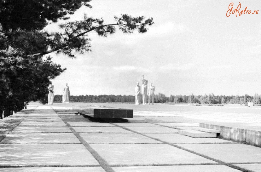 Латвия - Мемориал «Саласпилс». Место возложения цветов и венков