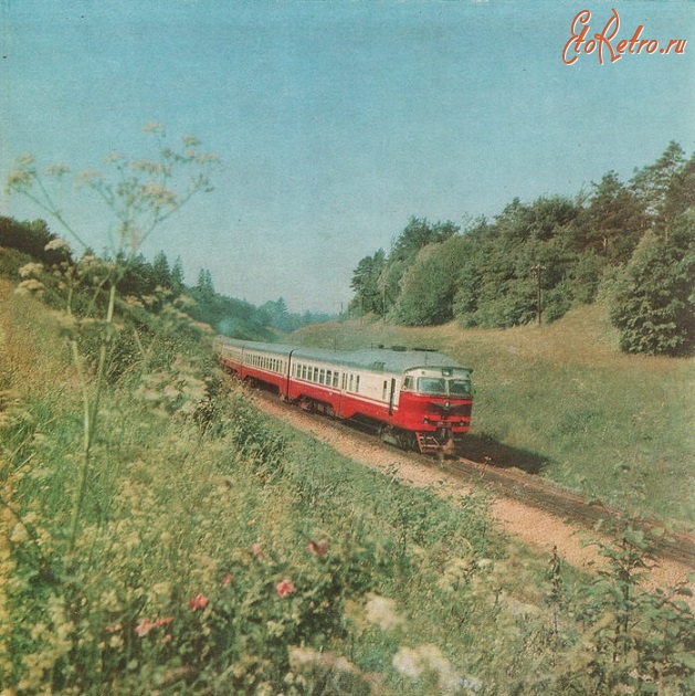 Латвия - Дизель-поезд ДР1 следует в сторону станции Сигулда (Sigulda)