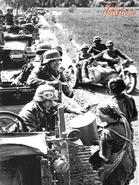 Литва - Литовские женщины дают воду немецким солдатам.
