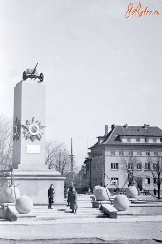 Литва - Памятник воинам, павшим в боях за освобождение города от немецких захватчиков, на центральной площади Клайпеды
