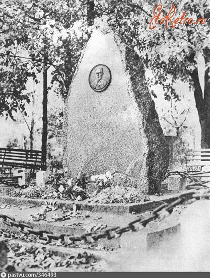 Литва - Паневежис. Памятный камень на могиле А. Домашявичуса