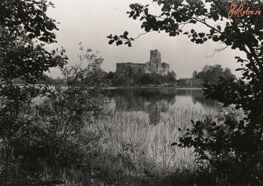 Литва - Руины замка острова, вид с юго-Запада через озеро Galve