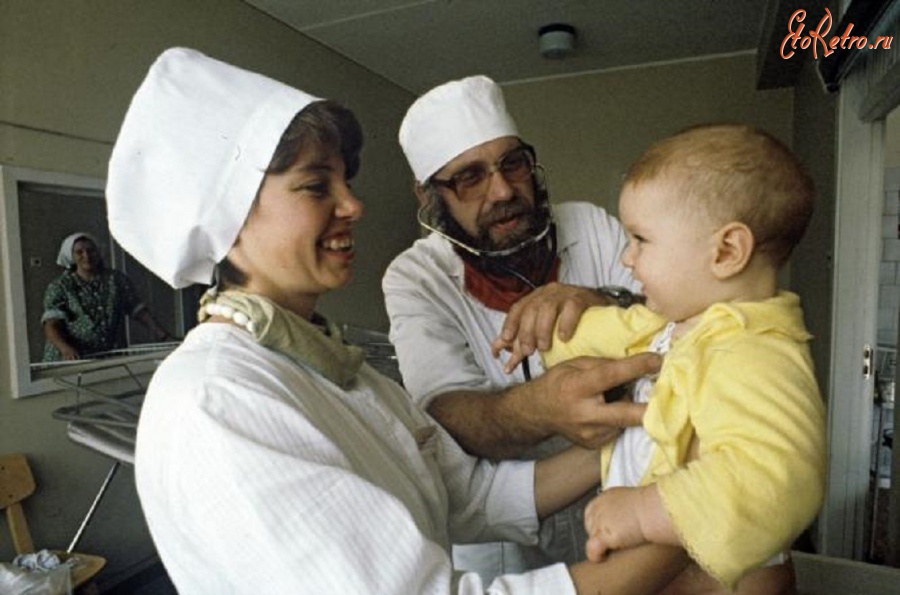 Эстония - Городская детская больница. Доктор Кальо Митт (в центре) с одним из своих маленьких пациентов. Тарту, 1984.