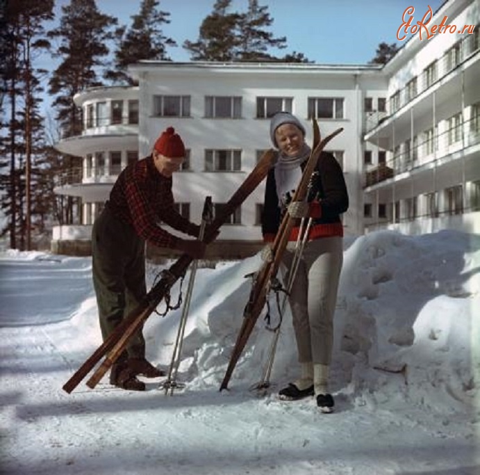 Эстония - Доярка Ильсе Пыдер и колхозный строитель Юрий Колумбус перед лыжной прогулкой в доме отдыха 