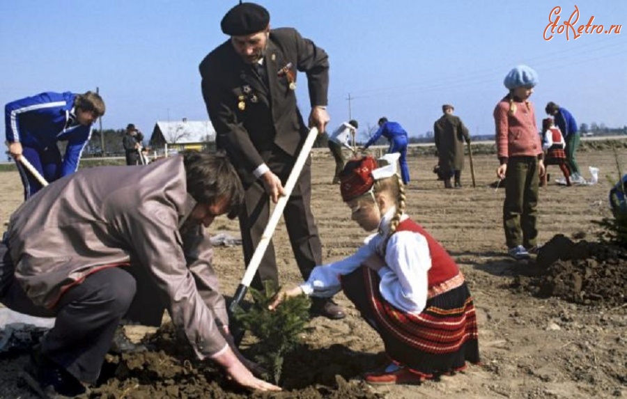 Эстония - Озеленение в Парке Дружбы в окрестностях города Пылтсамаа. Традиционный праздник в защиту мира и природы. 1985.