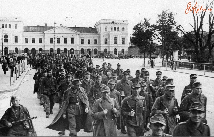 Рига - Колонна немецких военнопленных проходит мимо железнодорожного вокзала Риги