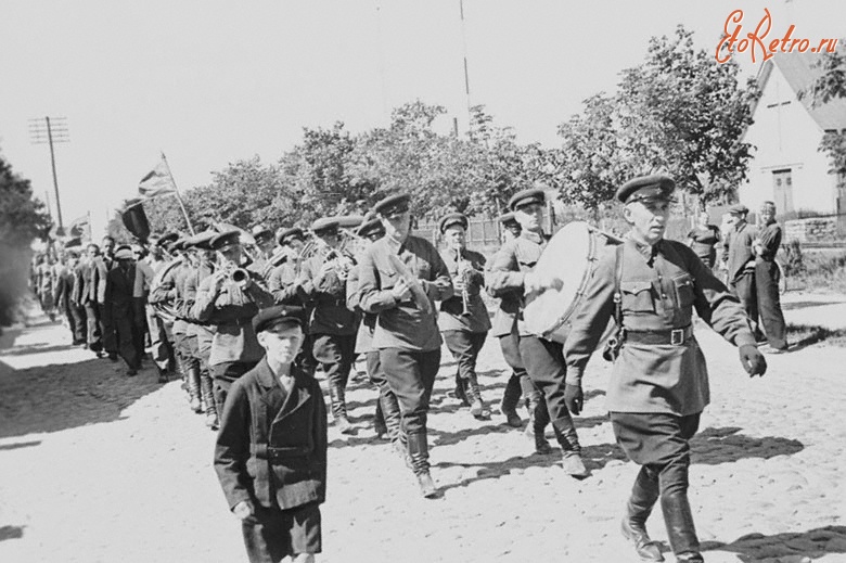 Таллин - Советские войска проходят по улице Таллина