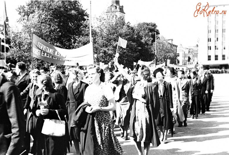 Таллин - Колонна демонстрантов на улице г. Таллина во время демонстрации, посвященной принятию Эстонии в состав СССР