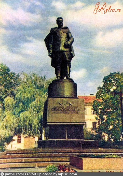 Вильнюс - Памятник генералу Черняховскому