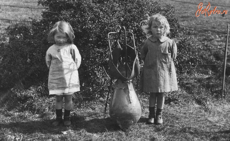 Великобритания - Английские девочки рядом с неразорвавшейся фугасной бомбой сброшенной с германского дирижабля