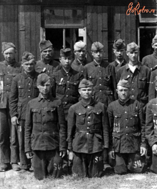 Мюнхен - Советские военнопленные в поношенных германских мундирах и знаком «SU»