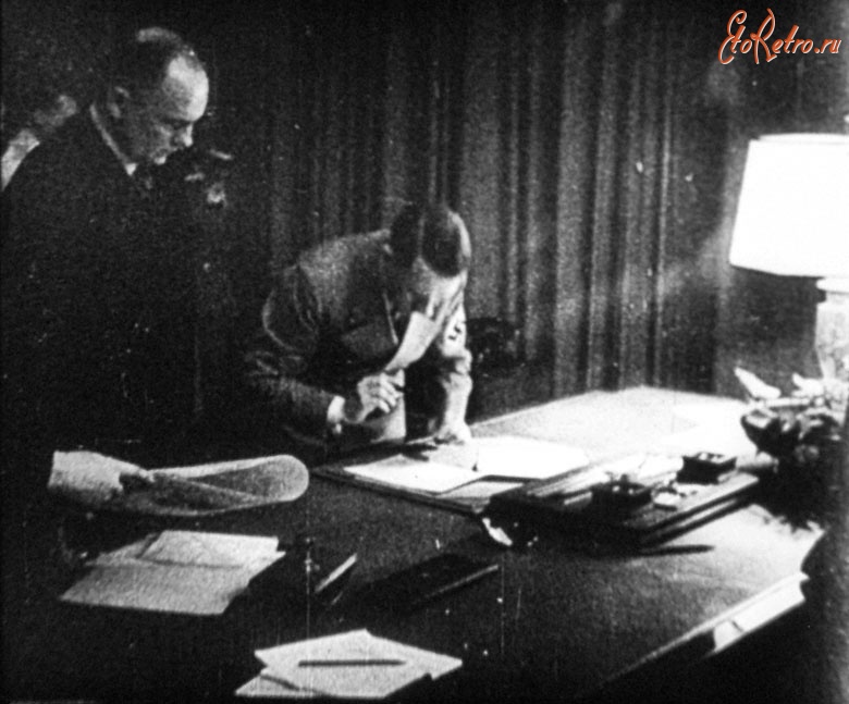 Мюнхен - А. Гитлер подписывает Мюнхенское соглашение. 29 сентября 1938 года