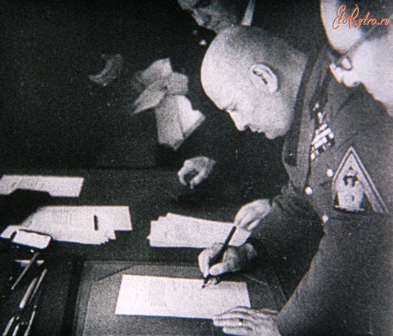 Мюнхен - Б. Муссолини подписывает Мюнхенское соглашение. 29 сентября 1938 года