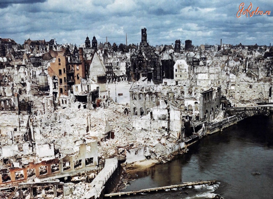 Нюрнберг - Цветная фотография разрушенного бомбардировками Нюрнберга, июнь 1945 года.