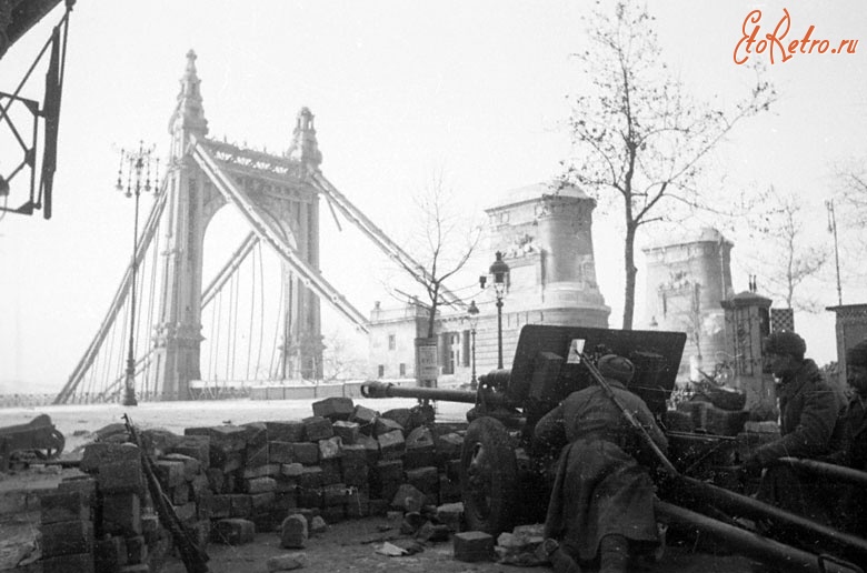 Будапешт - Артиллерийский расчет на боевых позициях у моста через р. Дунай