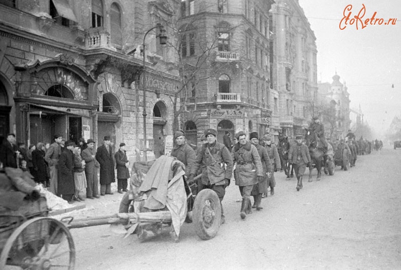 Будапешт - Советские войска проходят по одной из улиц Будапешта