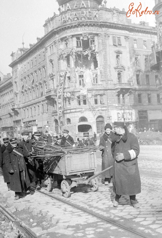 Будапешт - Работники трамвайного депо за ремонтом трамвайных путей на одной из улиц Будапешта, поврежденных во время уличных боев